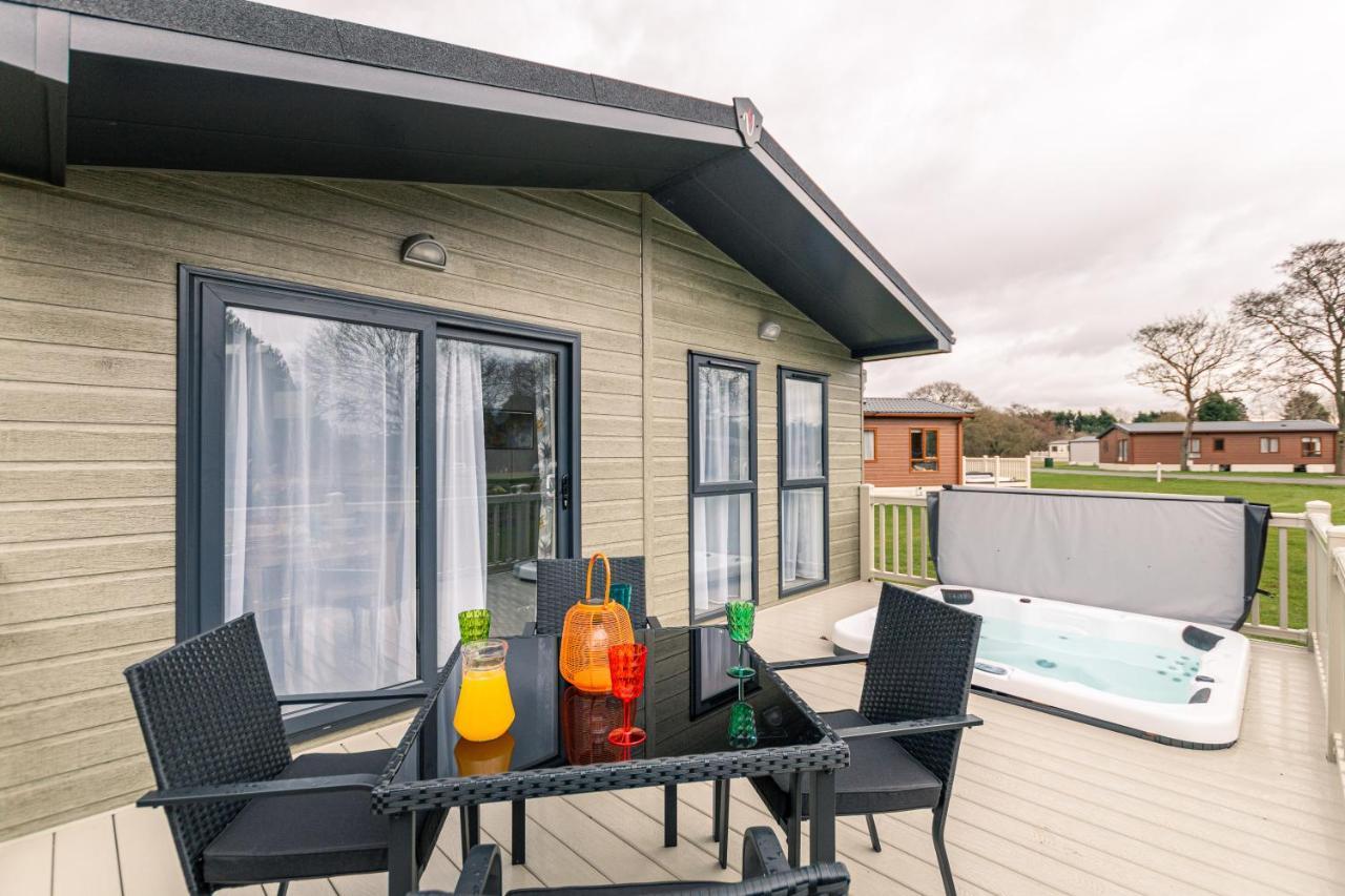 Honeysuckle Lodge With Hot Tub York Exteriér fotografie